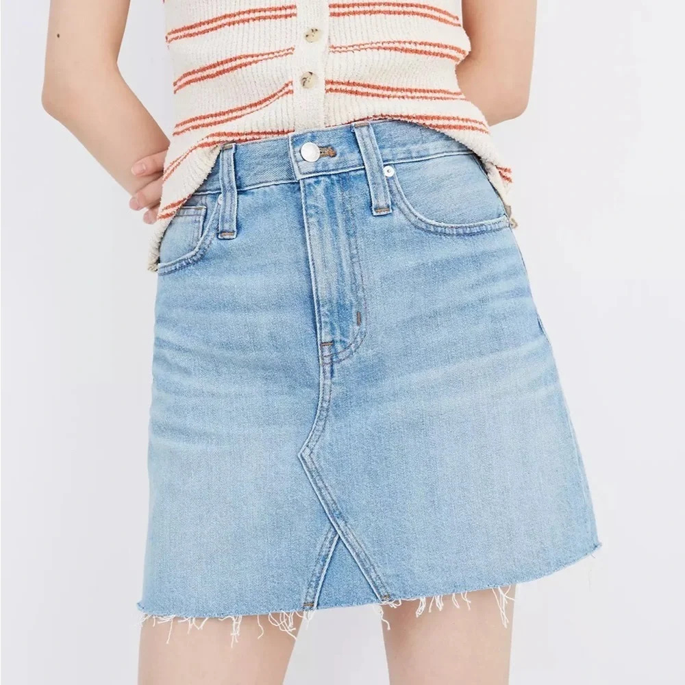 Madewell Rigid Denim A-Line Mini Skirt in Lovell Wash in Size 31.